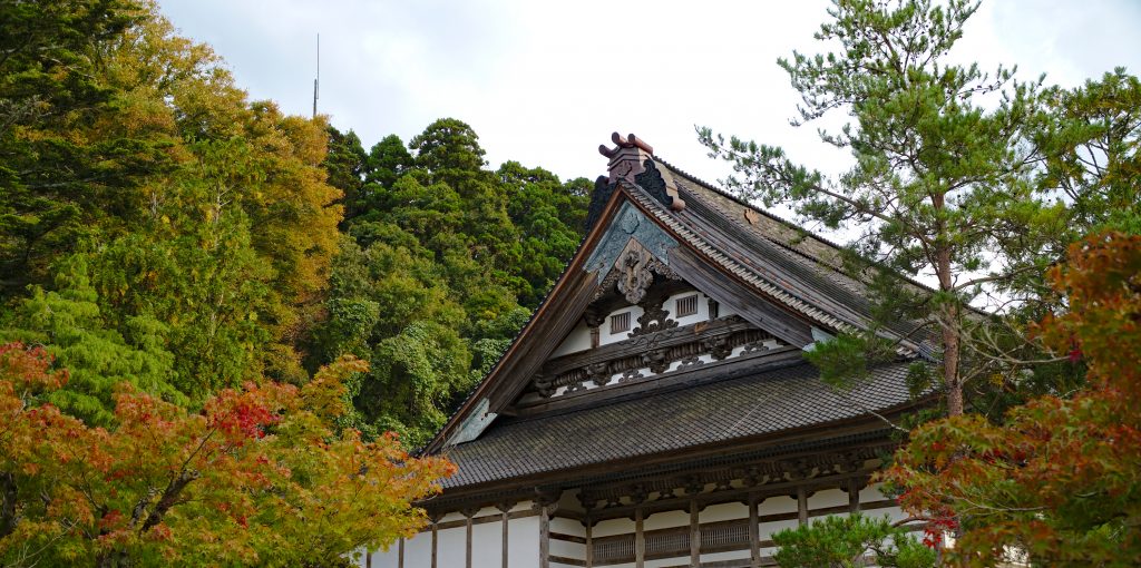 Sojjiji Soin Temple, Butsu-Den seen from the side with fall leaves. Noto Peninsula.
