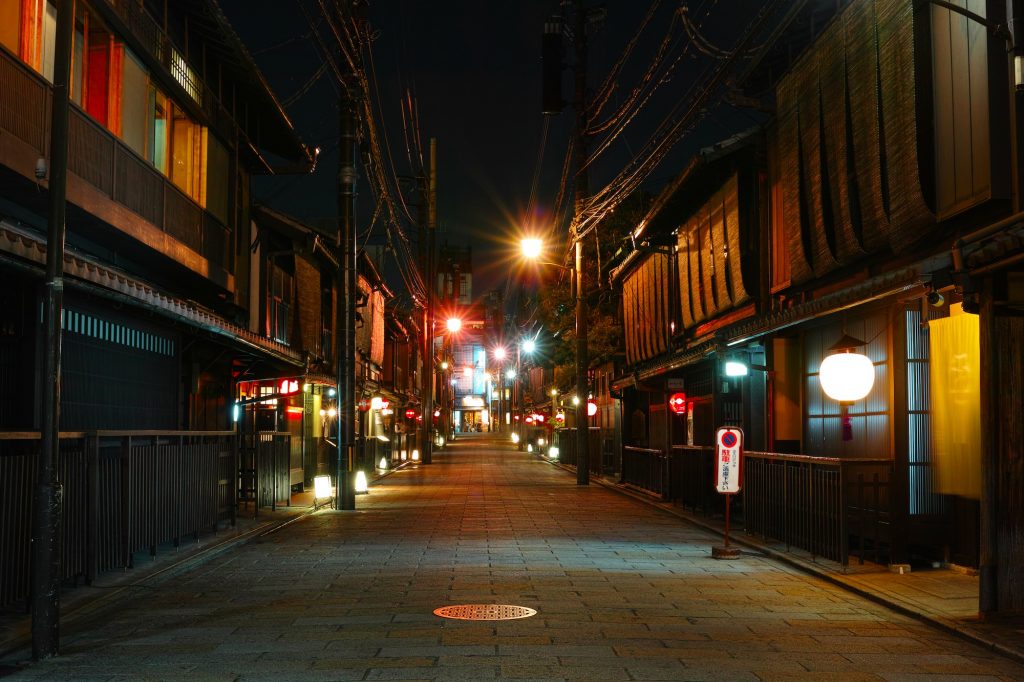 Gion at night. Credit: bethom33. Licensed under CC.