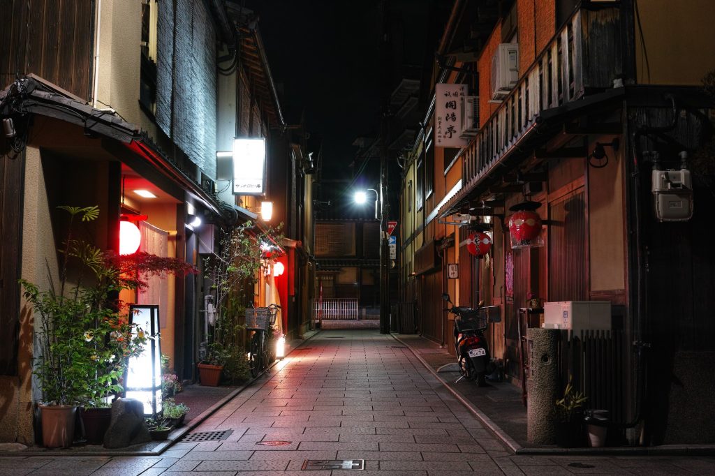 Gion by night. Credit: bethom33. Licensed under CC.