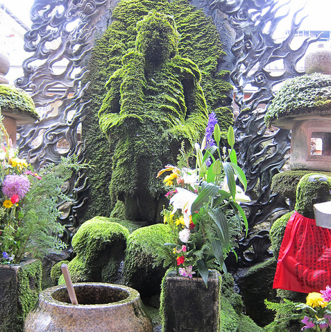 Moss covered Buddha at Hozenji