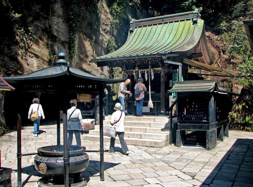 Zeniarai Benten shrine. Credit: Bernard Gagnon. Licensed under CC.