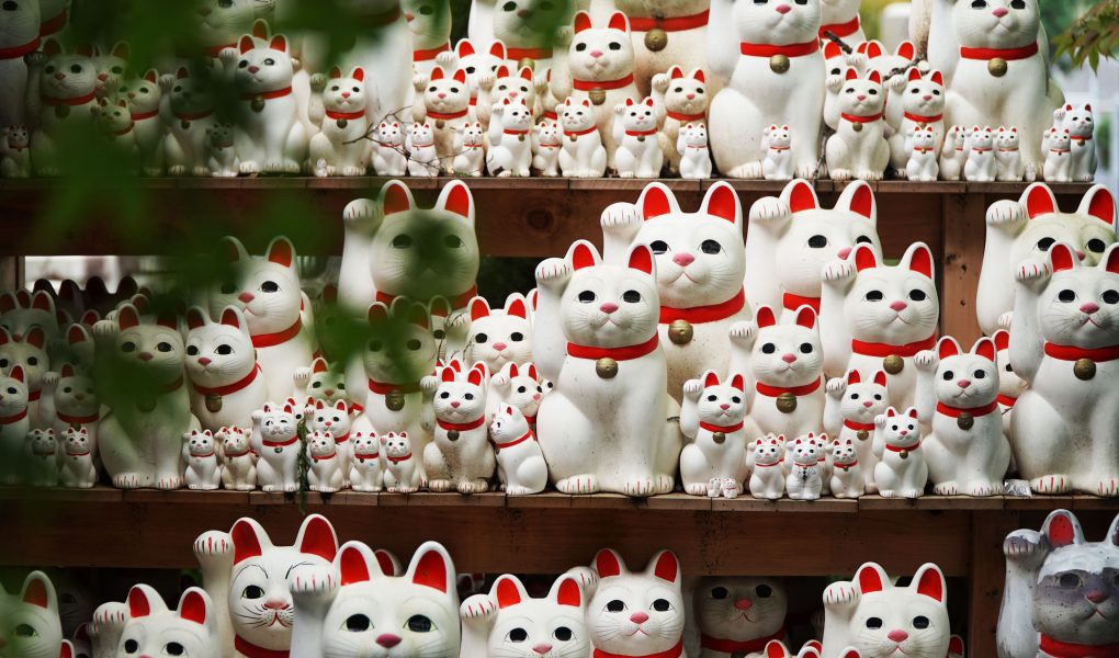 Maneki-neko beckoning cats at Gotoku-ji temple