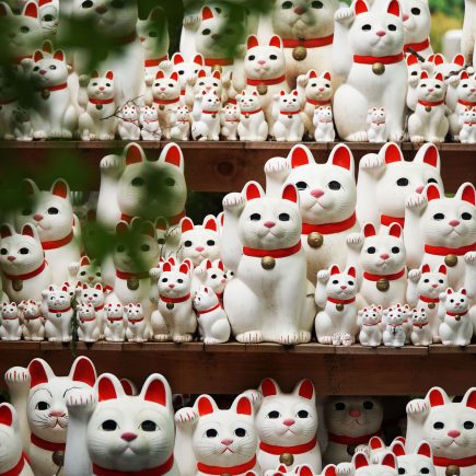 Maneki-neko beckoning cats at Gotoku-ji temple