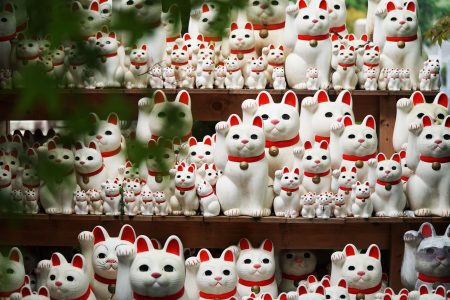 Maneki-neko beckoning cats at Gotoku-ji temple