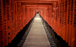 Torii gates at Fushimi Inari Taisha. Credit: Thomas Cuelho. Licensed under CC 2.0.
