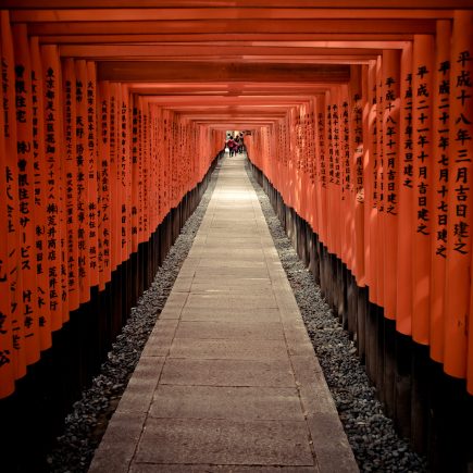 Torii gates at Fushimi Inari Taisha. Credit: Thomas Cuelho. Licensed under CC 2.0.