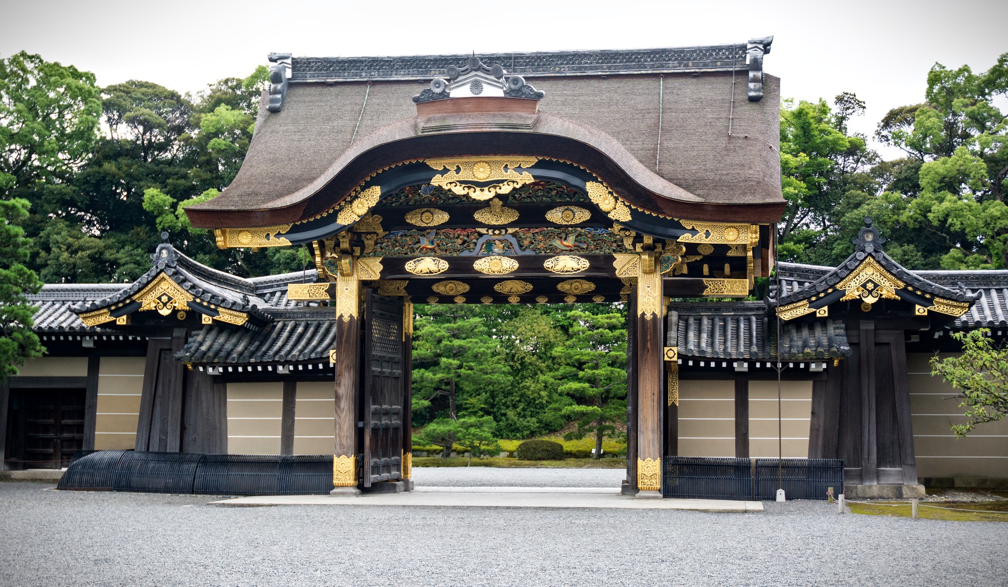 Karamon main gate at Nijo Castle, Kyoto. Credit: LizardJedi. Licensed under CC. Original modified.