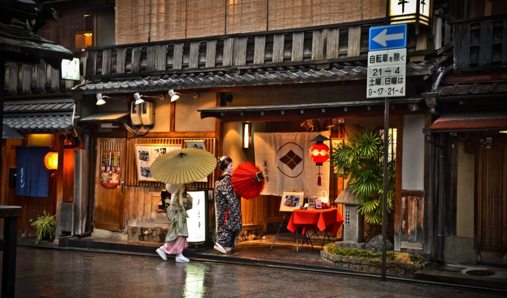 Geisha and Maiko in Gion, Kyoto. Credit: David Offf. Licensed under CC.