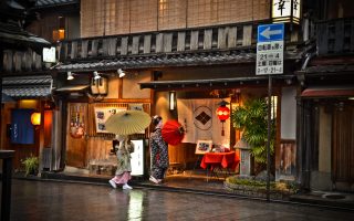 Geisha and Maiko in Gion, Kyoto. Credit: David Offf. Licensed under CC.