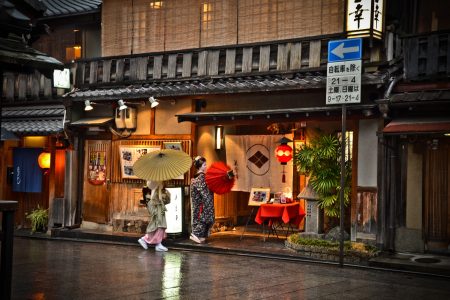 Geisha and Maiko in Gion, Kyoto. Credit: David Offf. Licensed under CC.