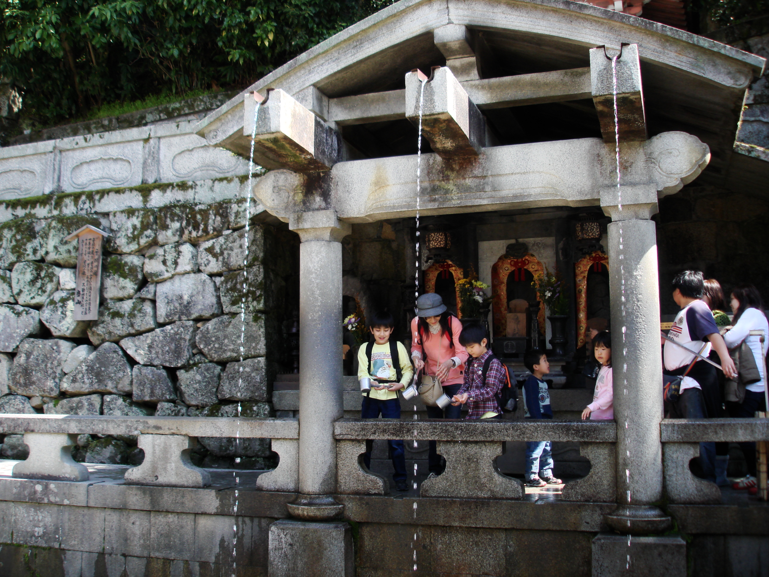 Otowa Waterfall at Kiyomizudera Temple. Credit: Travis Rigel Lukas Hornung. Licensed under CC.