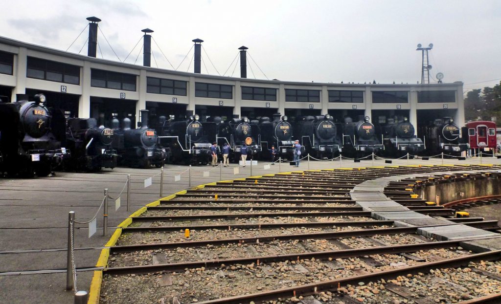 Turntable and roundhouse at Kyoto Railway Museum. Credit: Kzaral. Licensed under CC. Original modified.