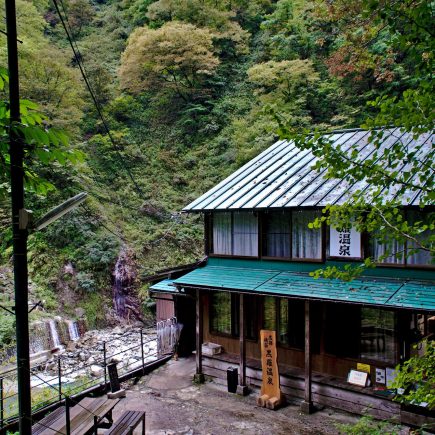 Kuronagi Onsen, Kurobe Gorge. © touristinajapan.com