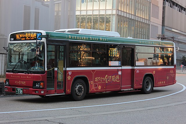 Kanazawa Right Loop Bus. Photo by SONIC BLOOMING. CC BY-SA 4.0.