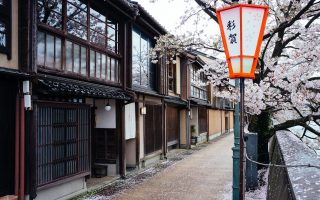 Kazue-Machi Chaya District, Kanazawa. Photo by Fabian Reus. CC BY-SA 2.0.