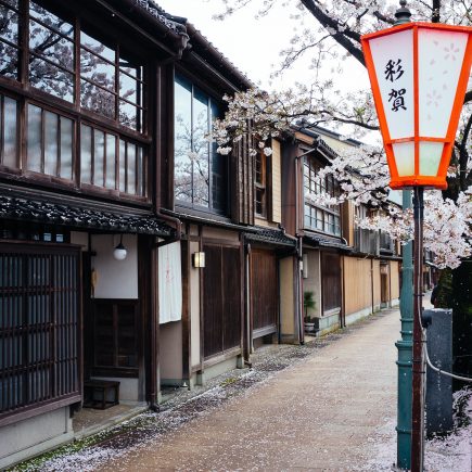 Kazue-Machi Chaya District, Kanazawa. Photo by Fabian Reus. CC BY-SA 2.0.