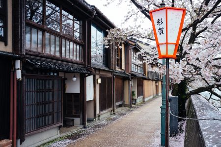 Kazue-Machi Chaya District, Kanazawa. Photo by Fabian Reus. CC BY-SA 2.0.