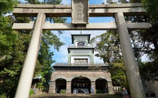 Main gate at Oyama Shrine, Kanazawa © touristinajapan.com.