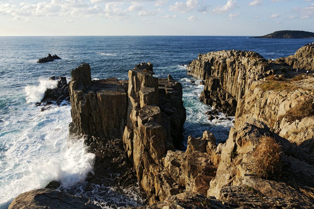 Tojinbo Cliffs, Fukui. Photo by 663highland. CC BY 2.5.