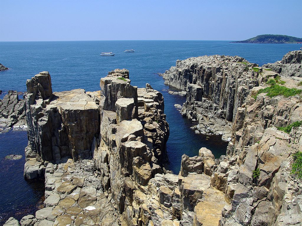 Tojinbo Cliffs, Fukui. Photo by Hiroaki Kaneko. CC BY-SA 3.0.