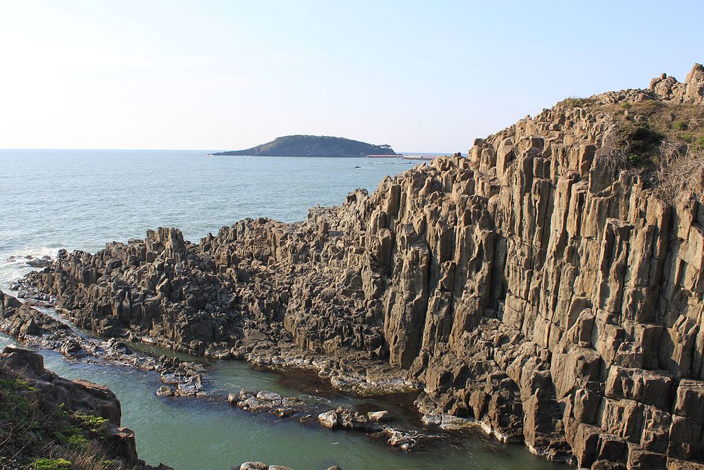 Tojinbo Cliffs, Fukui. Photo by くろふね. CC BY 3.0.