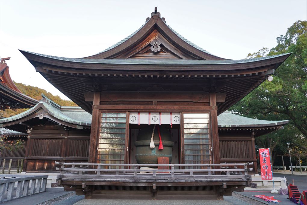 Large bell at Miyajidake Shrine, Fukutsu. © touristinjapan.com