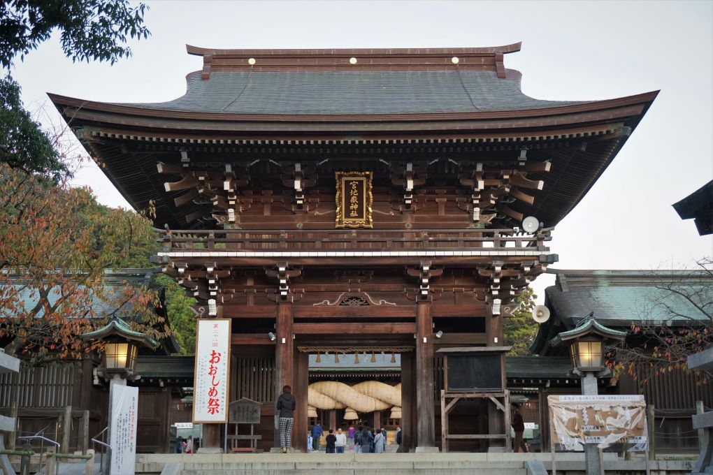 Main gate at Miyajidake Shrine, Fukutsu. © touristinjapan.com