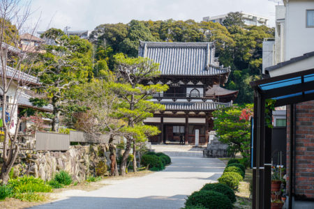 Main gate at Fudo-in Temple, Hiroshima. © touristinjapan.com