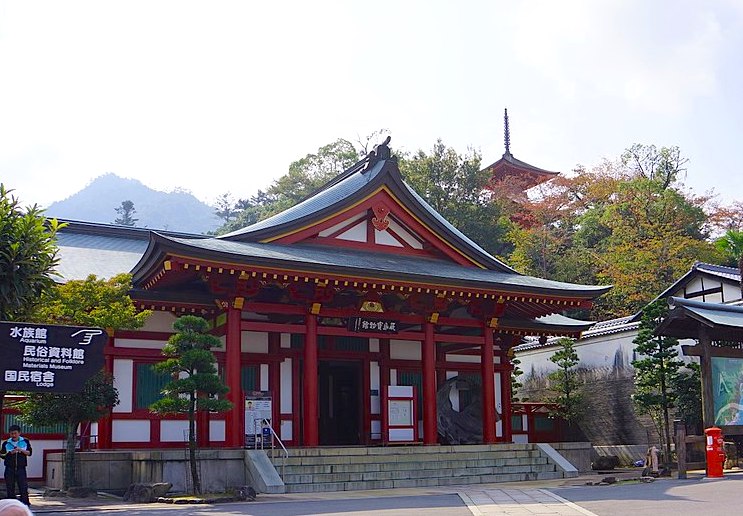 Treasure hall of Itsukushima Shrine. Photo by lienyuan lee. CC BY 3.0.