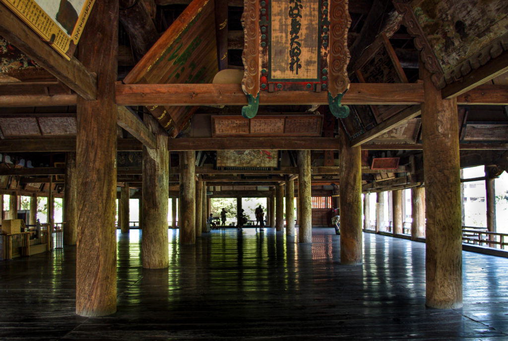 Senjokaku Hall. Photo by Jakub Hałun. CC BY-SA 4.0. Original has been modified.