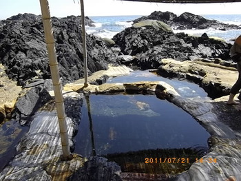 Hirauchi Kaichi Onsen. Yakushima. Photo by Bokanmania. CC BY-SA 4.0.