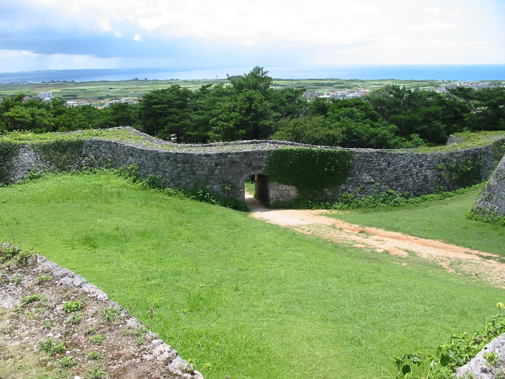 Zakimi Castle Ruins, Okinawa. Photo by Almighty Franklinstein. CC BY-SA 2.0.